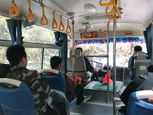 คนบนรถบัสในประเทศจีน — ภาพถ่ายสต็อก