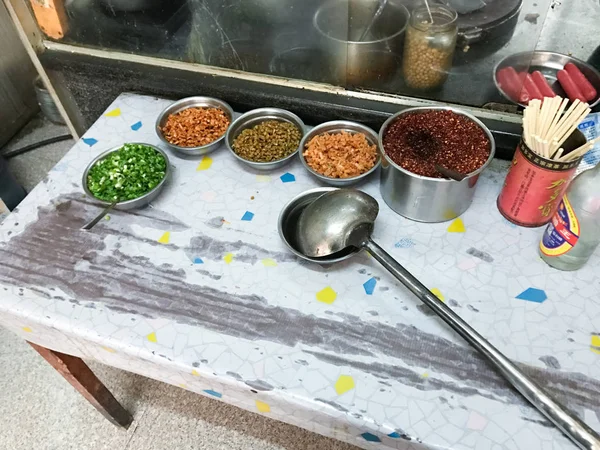 Baharatlar, baharat ve soslar mutfak masasında — Stok fotoğraf