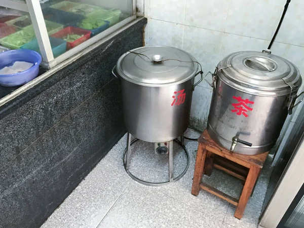 Tanques com caldo de galinha quente e água fervente — Fotografia de Stock