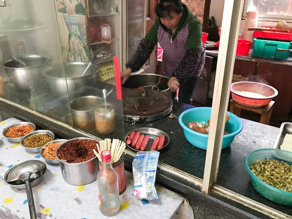 Jefe cocina comida en el restaurante urbano barato —  Fotos de Stock