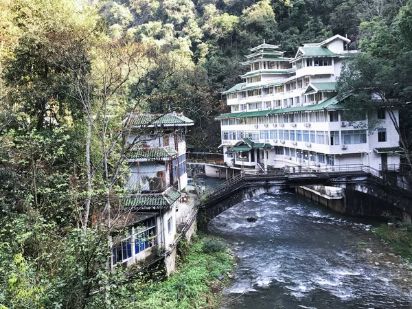 Vue de l'hôtel spa près de la rivière à Jiangdi — Photo