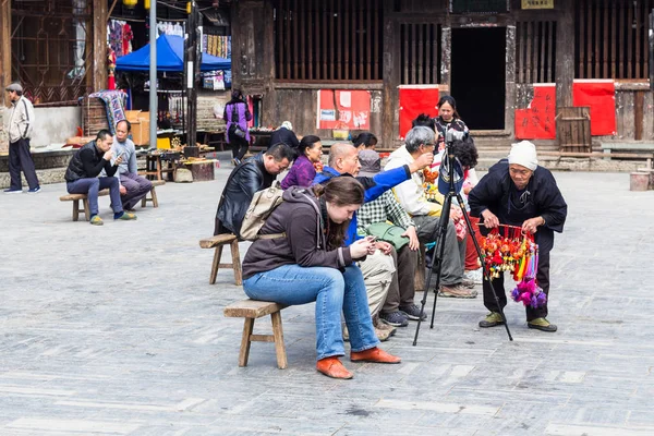 Odwiedzający i pamiątkami sprzedający na placu w Chengyang — Zdjęcie stockowe