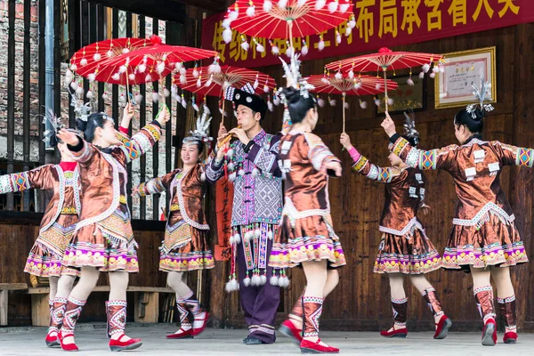 Tancerze folk show kultury w miejscowości Chengyang — Zdjęcie stockowe
