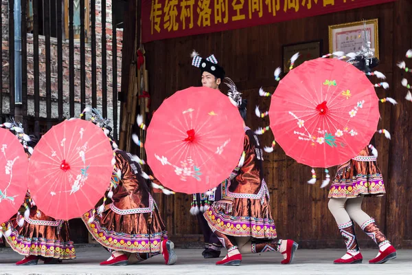 Folk dancers with umbrellas in Dong Culture Show — Stock Photo, Image