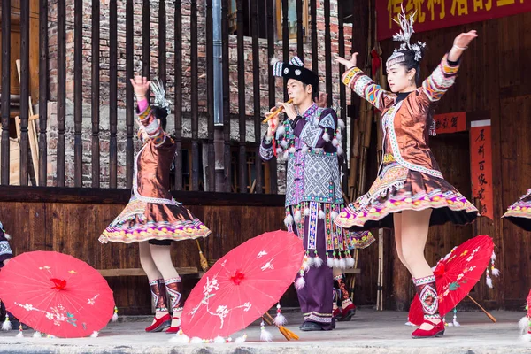 民间演员撑着雨伞，东文化展 — 图库照片