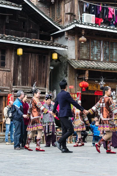 Turisté a lidé dong v round dance na náměstí — Stock fotografie