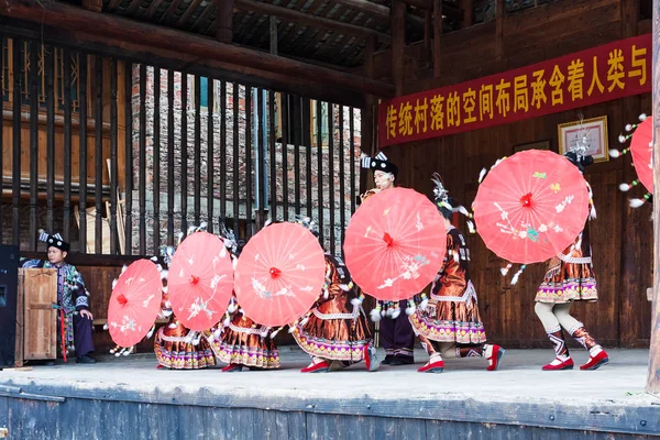 Dancers with umbrellas in Dong Culture Show — Stock Photo, Image