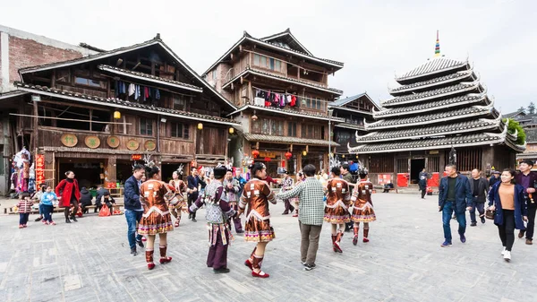 Turistas y danza redonda en la plaza de Chengyang —  Fotos de Stock