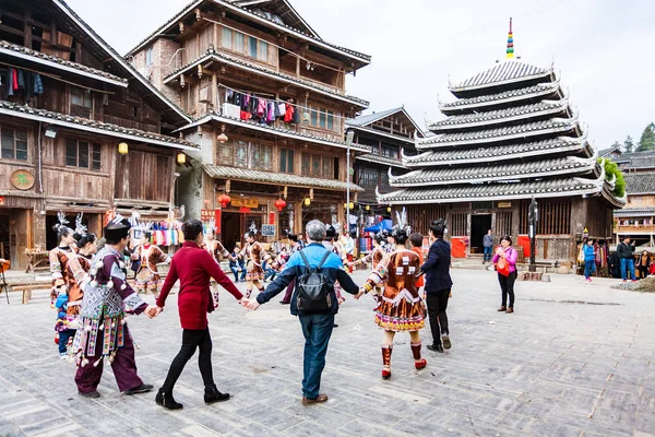 Bezoekers in Rounddance op het plein in Chengyang — Stockfoto