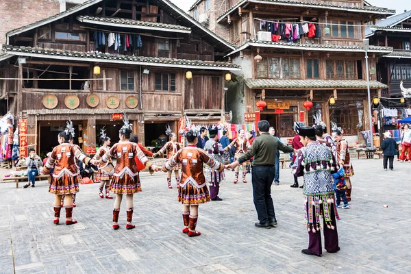 Personas en la danza redonda en la plaza en Chengyang —  Fotos de Stock
