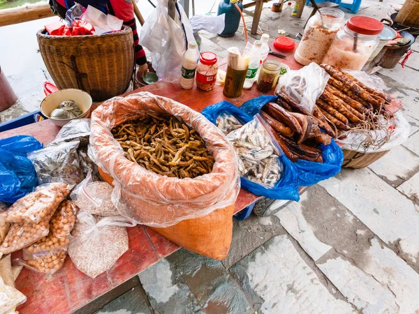 Киоск с местными продуктами на рынке в Чэнъяне — стоковое фото