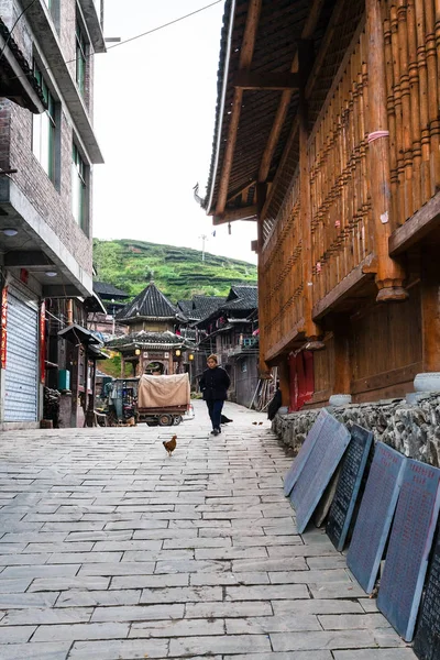 Anciana en el callejón en la aldea de Chengyang —  Fotos de Stock
