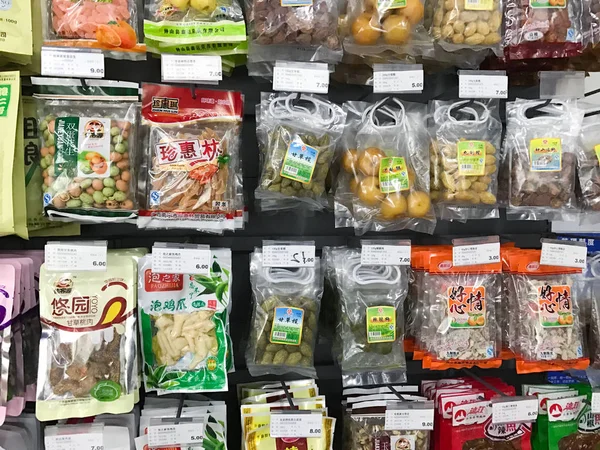 Vários alimentos e lanches locais na banca do mercado — Fotografia de Stock