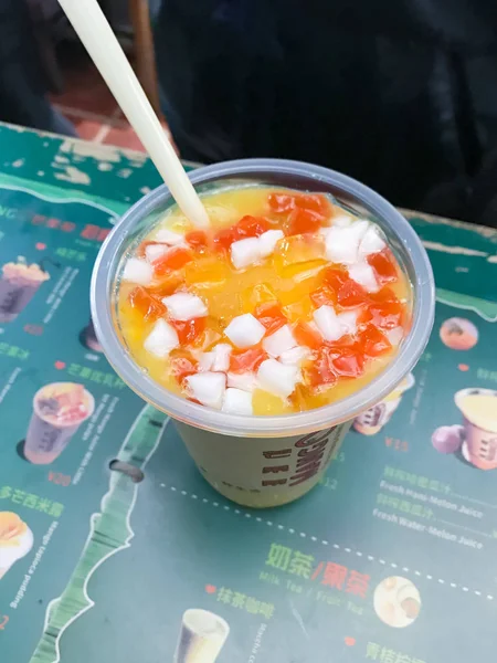 Chinesisches Fruchtgetränk in der Stadt Yangshuo — Stockfoto