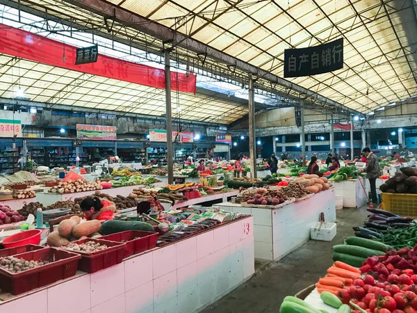 Люди на овощном рынке в городе Яншо — стоковое фото