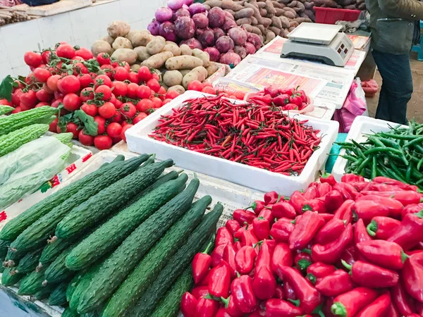 Warzywa w pobliżu licznika na rynku w mieście Yangshuo — Zdjęcie stockowe