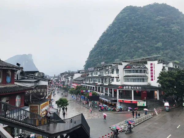 Touristen auf der Einkaufsstraße West in der Stadt Yangshuo — Stockfoto