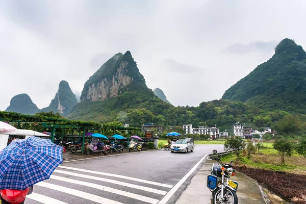 Bil- och skoteruthyrning parkeringsplatser nära gate till byn — Stockfoto