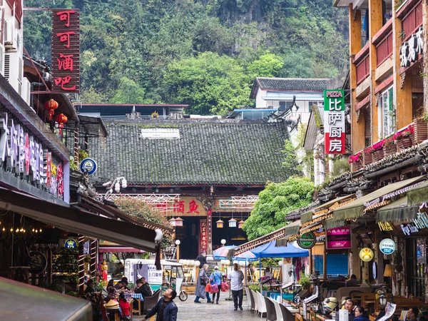 Mercado y restaurante calle en la ciudad de Yangshuo — Foto de Stock