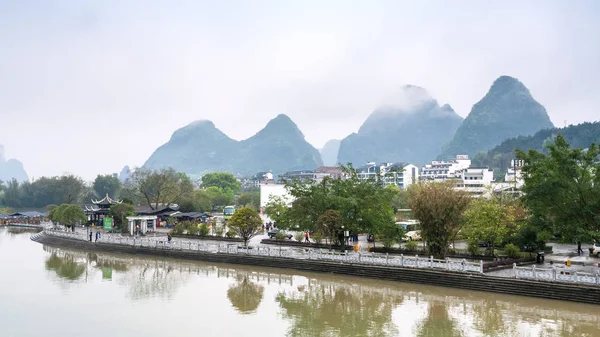 Paseo marítimo del río Yulong en la ciudad de Yangshuo —  Fotos de Stock