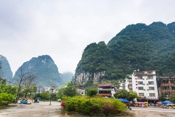 Vista de la plaza urbana bajo las montañas en Yangshuo —  Fotos de Stock