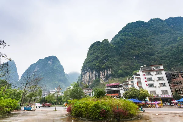 Vista de la plaza de la ciudad bajo las montañas en Yangshuo —  Fotos de Stock