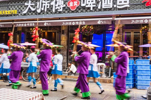 Osób i muzyków w West Street w mieście Yangshuo — Zdjęcie stockowe