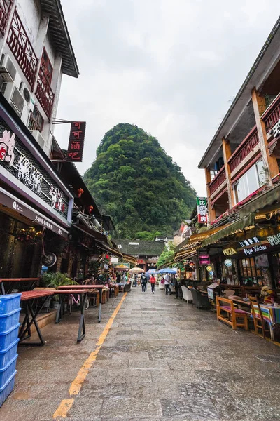 Gente en el callejón en la ciudad de Yangshuo en primavera —  Fotos de Stock