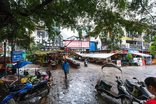 Turistas na praça em Yangshuo cidade na primavera — Fotografia de Stock