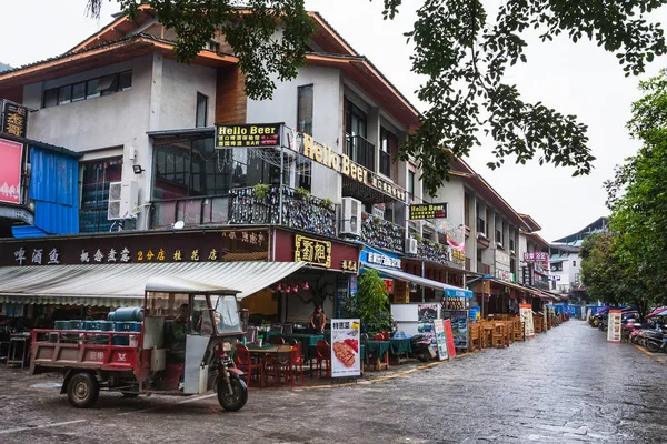 Turisták bevásárló utcája a városban Yangshuo — Stock Fotó