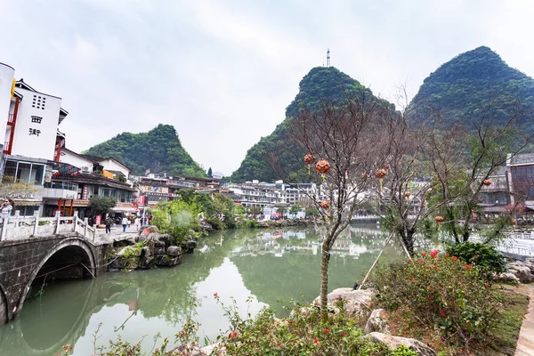 Árbol con linternas y puente en la ciudad de Yangshuo — Foto de Stock