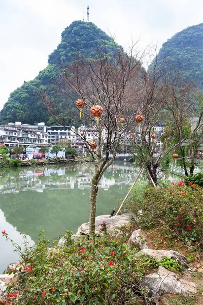 Drzewo z latarniami na nabrzeżu w mieście Yangshuo — Zdjęcie stockowe