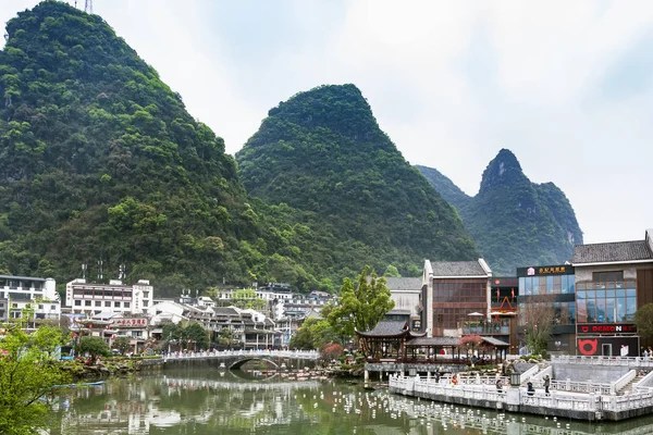 Puente y paseo marítimo en la ciudad de Yangshuo —  Fotos de Stock