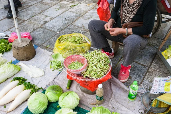 Vendedor de frijoles en calle markert en Yangshuo —  Fotos de Stock