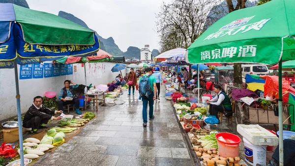 Calle al aire libre de verduras markert en Yangshuo — Foto de Stock