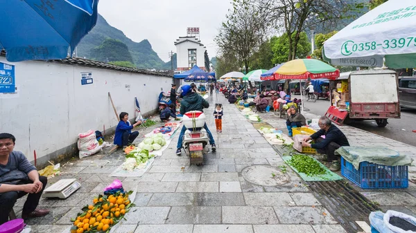 Gente en el mercado de jardín en la calle en Yangshuo — Foto de Stock