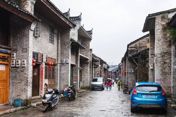 People on typical street in Xing Ping town — Stock Photo, Image