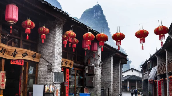Lampiony na ulicy w mieście Xing Ping — Zdjęcie stockowe