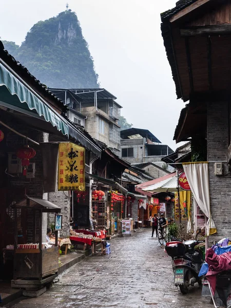 Gente en la calle del mercado en la ciudad de XingPing — Foto de Stock