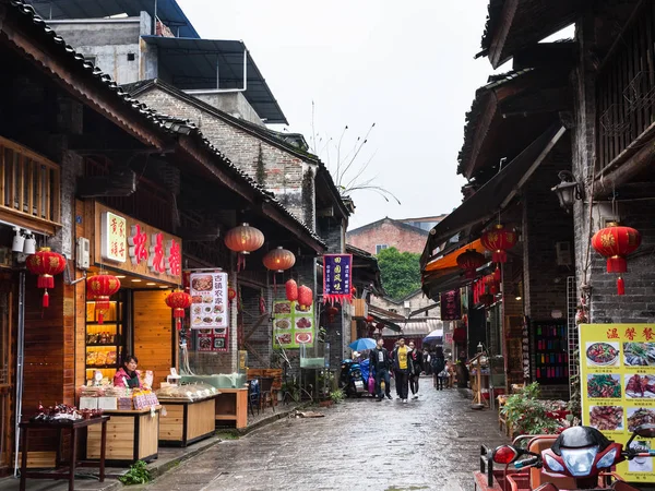 Visitors on eatery street in XingPing town — Stock Photo, Image