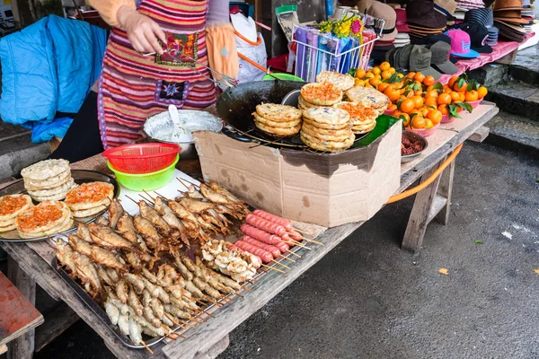 Cocinar pasteles fritos en el mercado callejero en la ciudad de XingPing —  Fotos de Stock