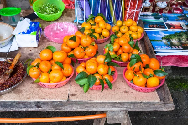 Mandarinas en puesto en el mercado en la ciudad de XingPing —  Fotos de Stock