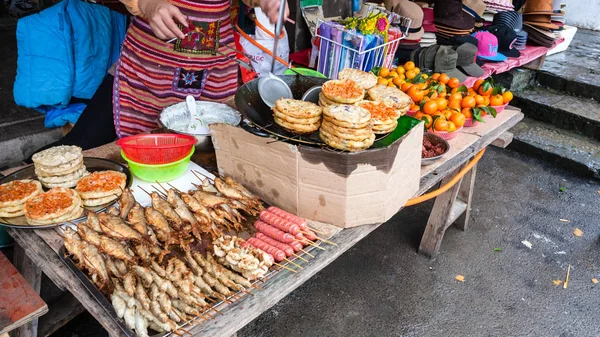 Puesto de comida rápida en el mercado en la ciudad de XingPing —  Fotos de Stock