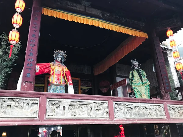 Décoration d'une ancienne scène d'opéra dans la ville de XingPing — Photo