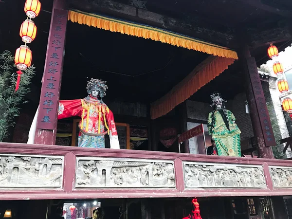 Marionnettes sur la façade de la scène d'opéra à XingPing — Photo