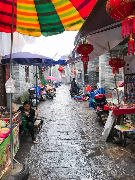 Sellers and stalls on street market in XingPing — Stock Photo, Image