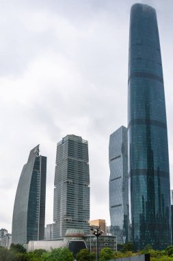 Bulutlu gün Guangzhou şehrinde modern binalar