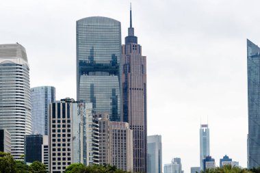 yağmur Guangzhou şehrinde modern gökdelenler
