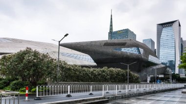 sokak ve Guangzhou City Opera Binası