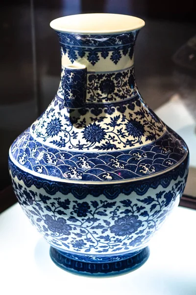 陳一族先祖ホールの青い中国製の花瓶 — ストック写真